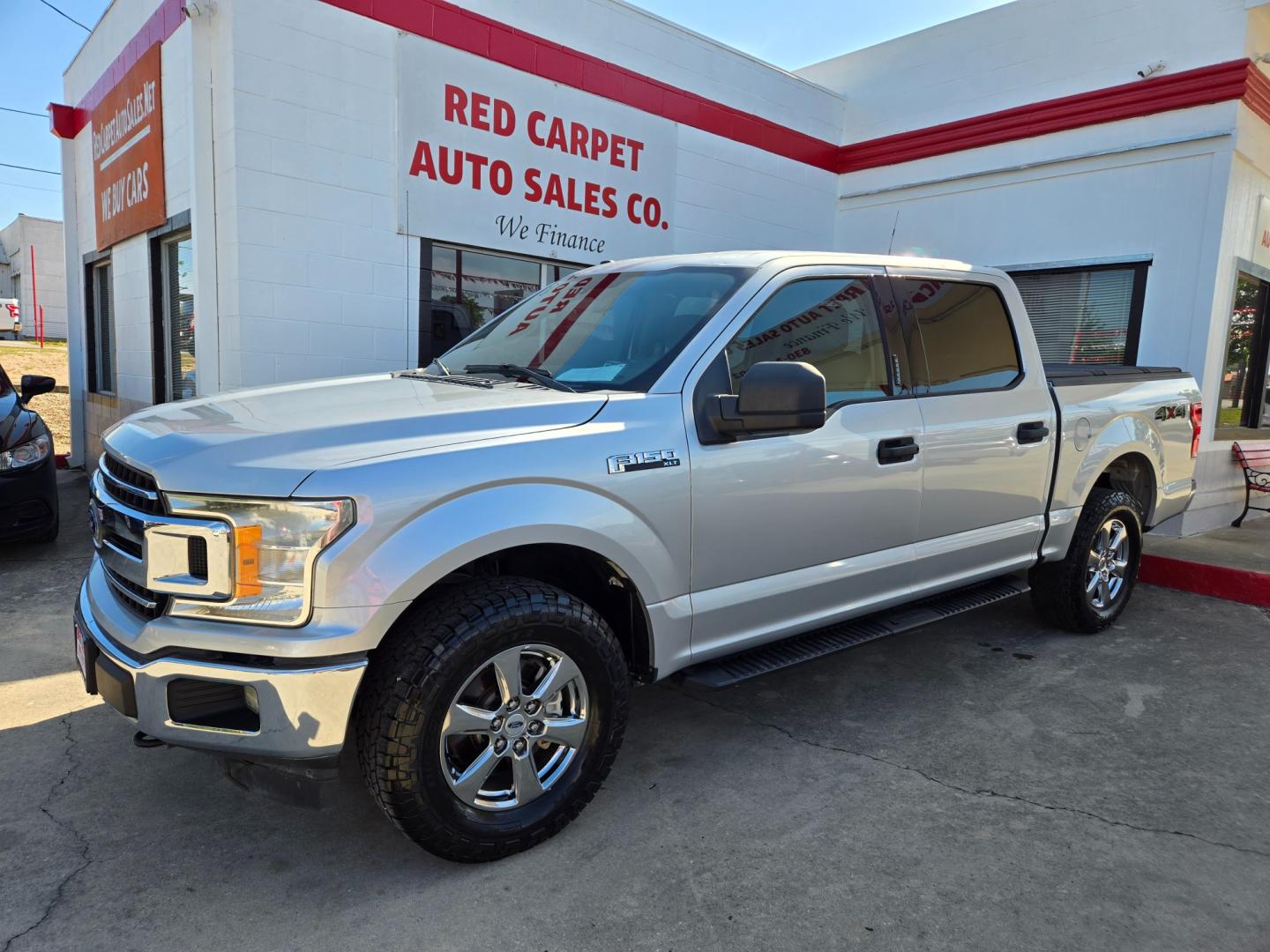 2018 SILVER /BLACK Ford F-150 XLT SuperCrew 5.5-ft. 4WD (1FTEW1E52JK) with an 5.0L V8 OHV 32V engine, 6A transmission, located at 503 West Court, Seguin, TX, 78155, (830) 379-3373, 29.568621, -97.969803 - Photo#0